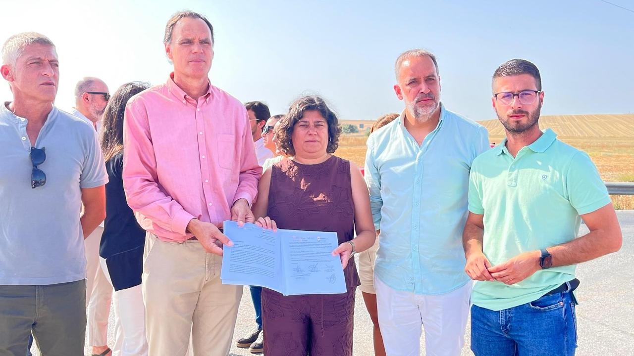 Los alcaldes de varias localidades, en el acto conjunto.