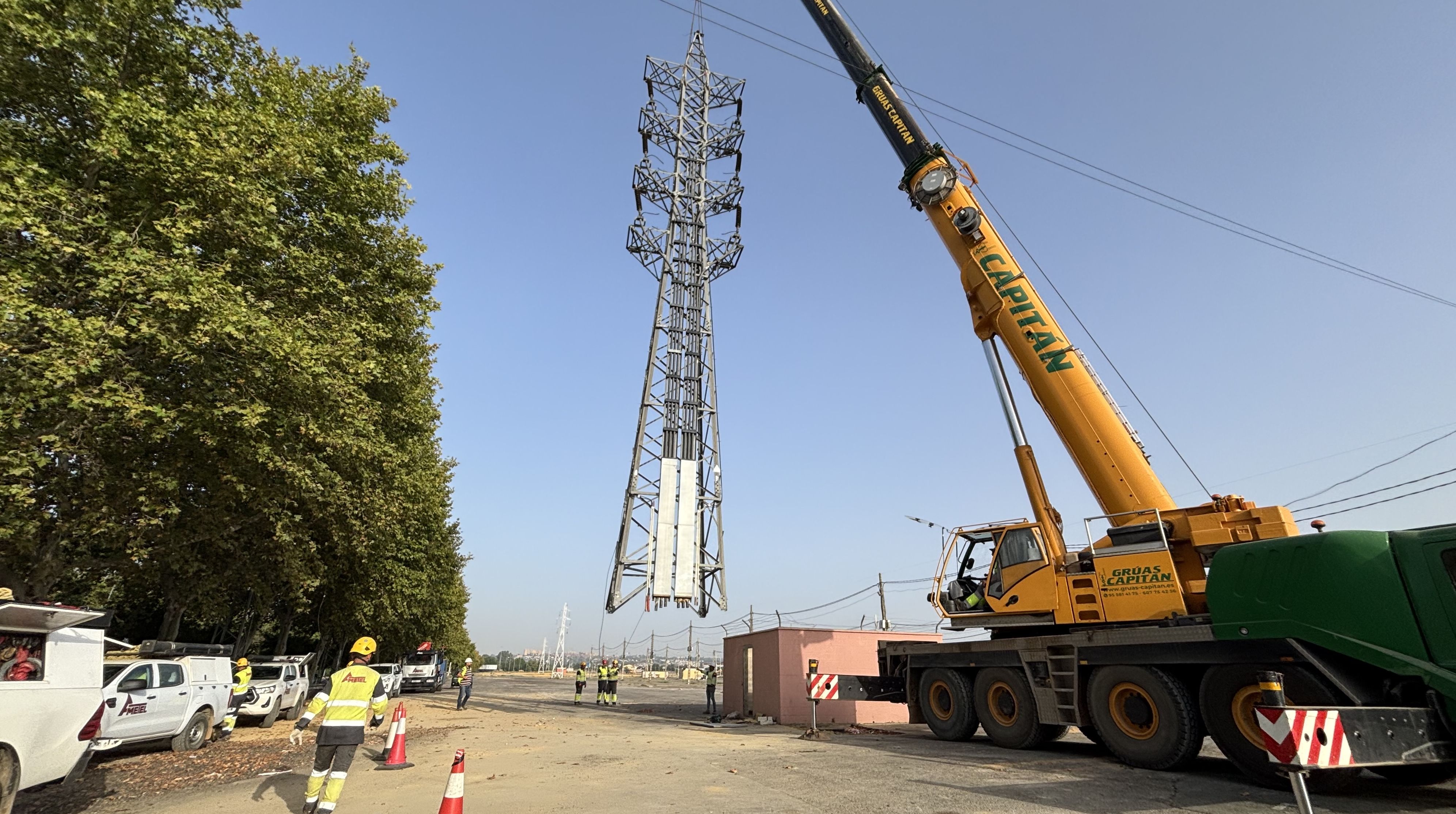 Retiran estructuras de 3 toneladas del recinto de la Feria de Sevilla: adiós a las torretas de alta tensión.