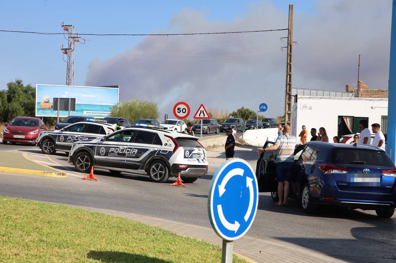 El corte de vehículos en el acceso a Zahara desde Barabte.