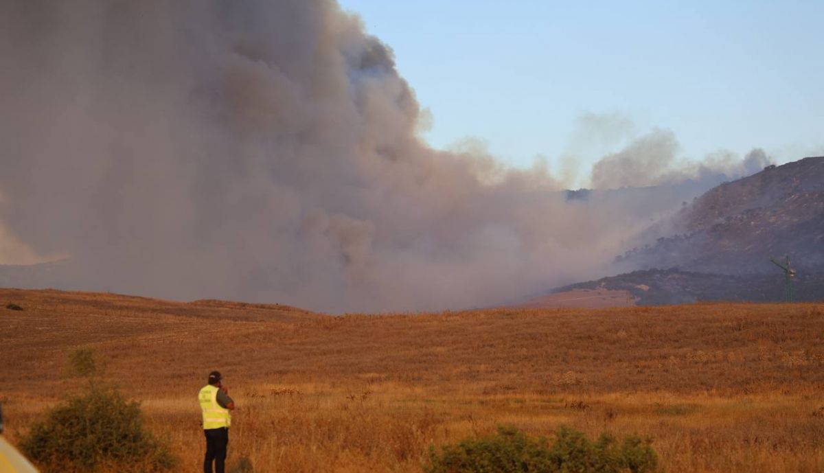 El incendio en Atlanterra, antes de ser estabilizado.