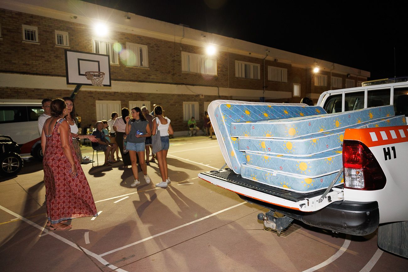 Colchones para pasar la noche en el colegio Miguel de Cervantes de Zahara