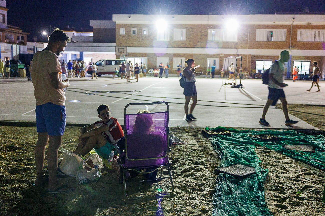 Los desalojados se preparan para pasar la noche en el colegio Miguel de Cervantes de Zahara, este pasado lunes