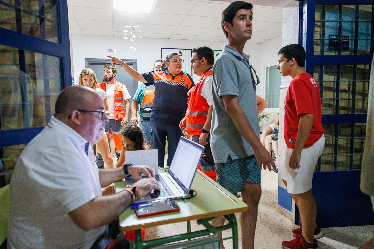 Un voluntario de Protección Cicil hace el registro de las personas que van a pasar la noche en el colegio 