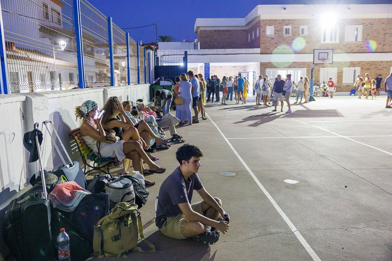 Los desalojados se preparan para pasar la noche para pasar la noche en el colegio Miguel de Cervantes de Zahara 