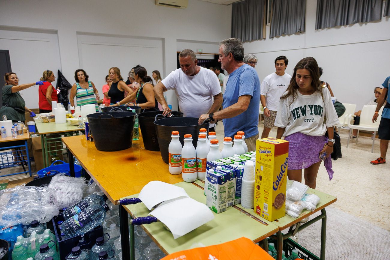Alimentos y bebidas para los desalojados en el colegio de Zahara