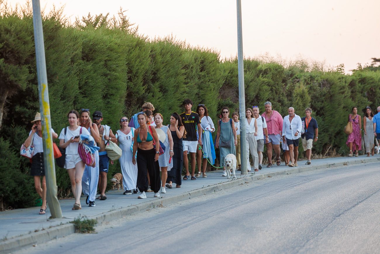 Vecinos y turistas se alejan de las llamas 