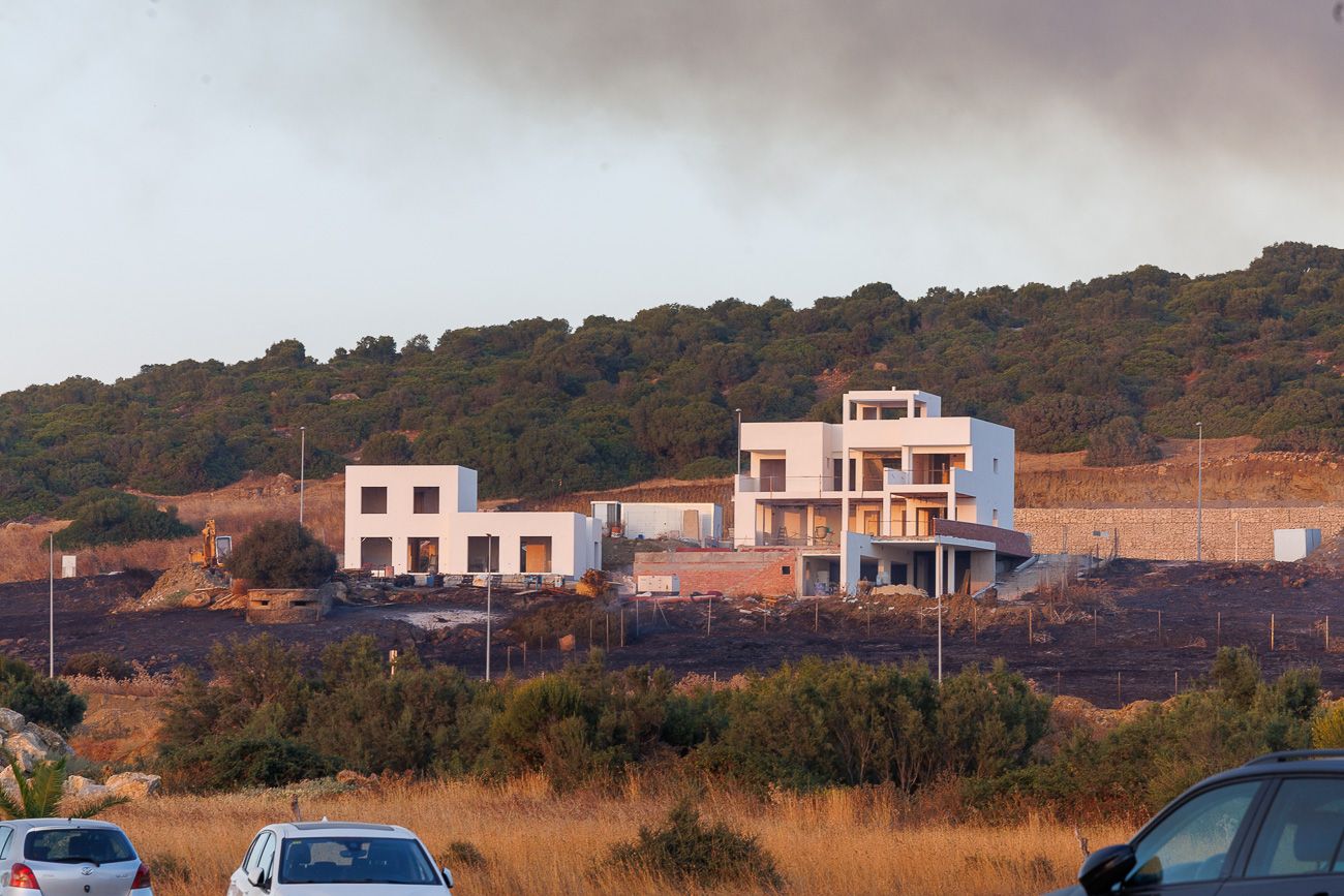 Una vivenda que se ha librado por poco de las llamas 