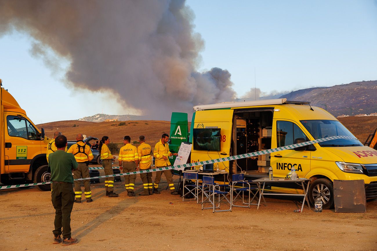 Personal de la Junta, durante el incendio de Atlanterra. Personal de la Junta, durante el incendio de Atlanterra.