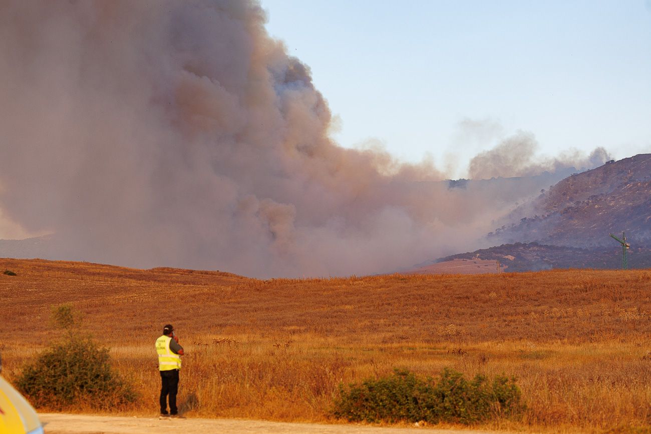 El viento aviva las llamas en las laderas cercanas a las viviendas desalojadas