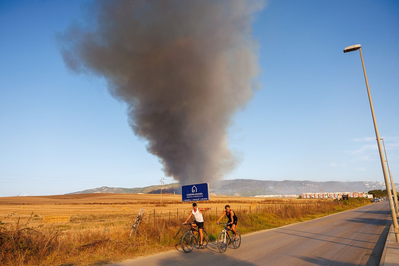 La columna de humo vista desde Atlanterra 
