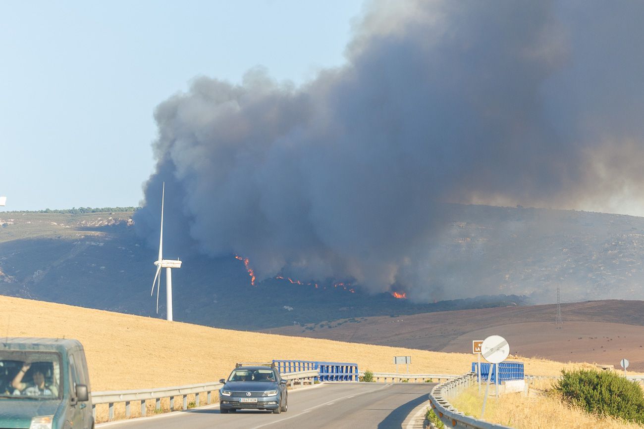 Una enorme columna de humo, en la tarde de este lunes en Atlanterra