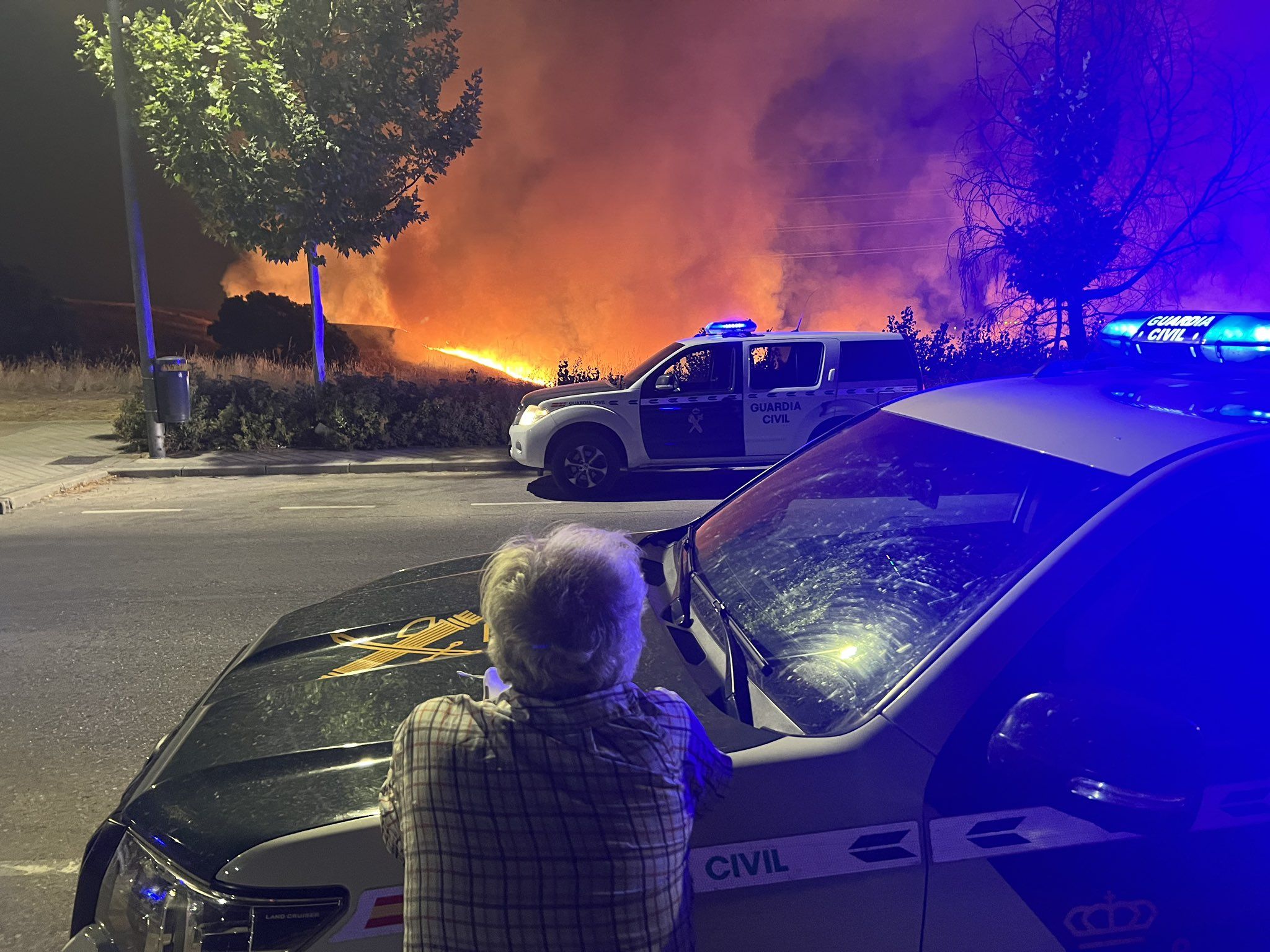 El fuego, muy próximo a las viviendas en Tres Cantos, este pasado lunes.