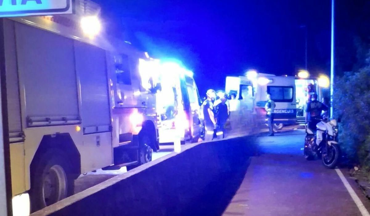 Imagen del accidente entre un coche y una moto, en Arcos, facilitada por los bomberos.