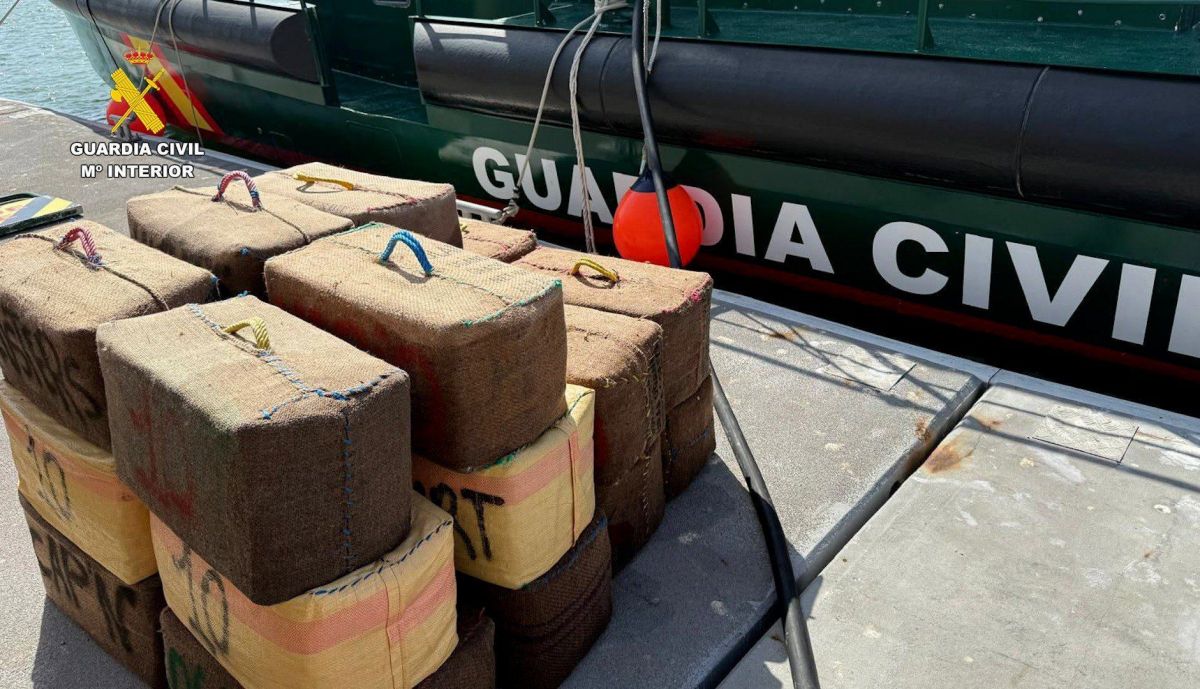 Fardos incautados por la Guardia Civil tras la persecución en la desembocadura del Guadalquivir.