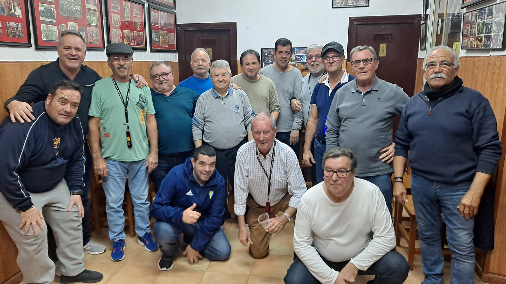Una convivencia de la peña Hombres del Campo en el bar Piuna de Chiclana.