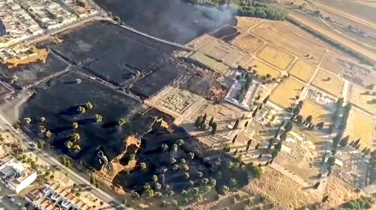 El fuego, a las puertas de las ruinas de Itálica.