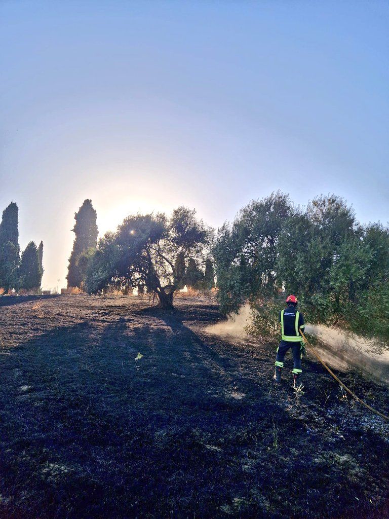 Un bombero, en la zona afectada por el fuego.