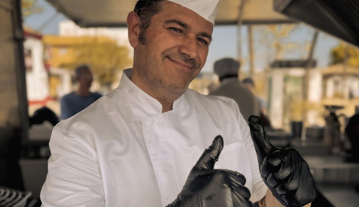 Hermoso Ibáñez, churrero que vuelve a abrir su puesto en Sanlúcar.