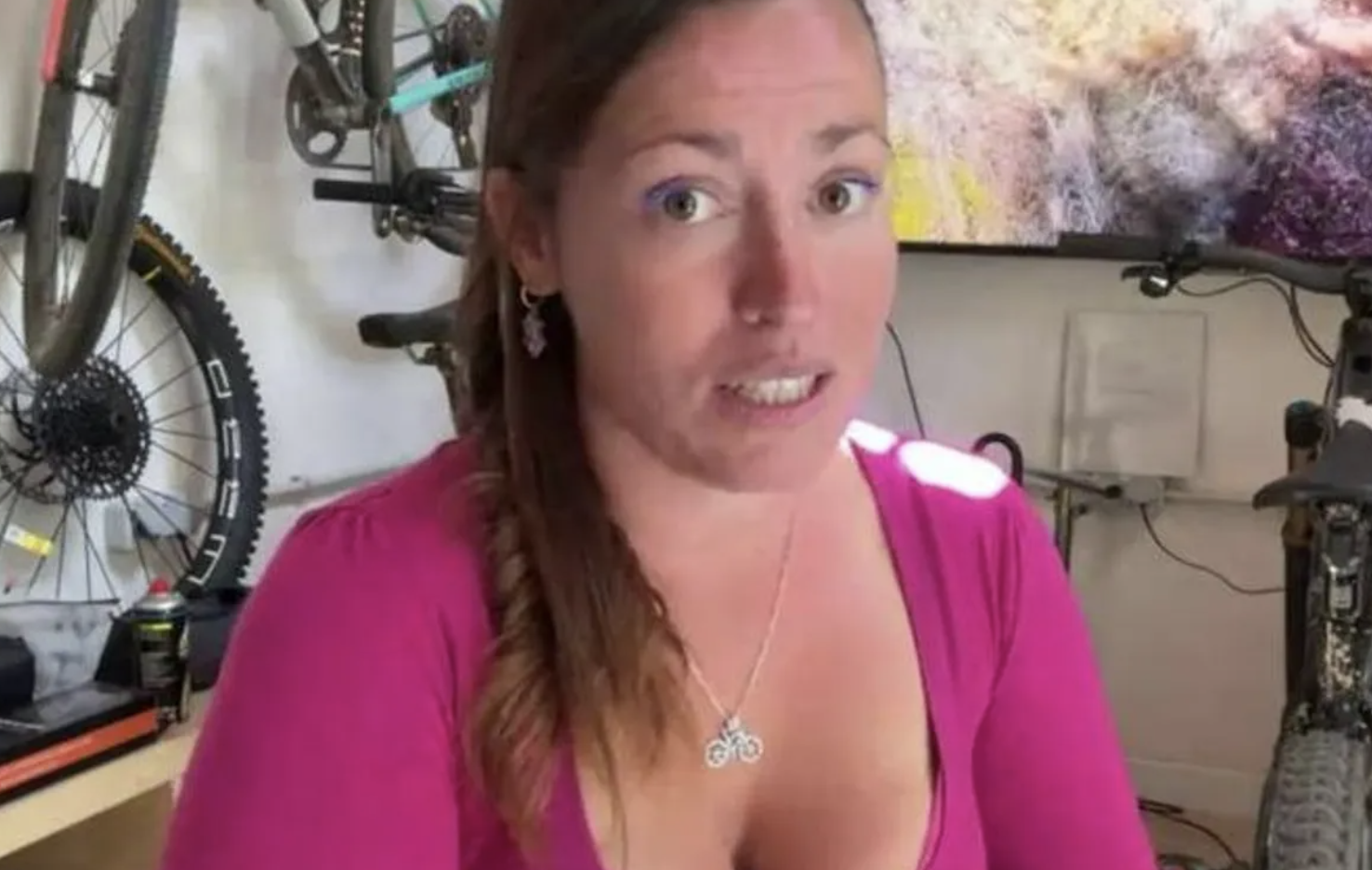 Cecilia Sopeña junto a su bicicleta de competición. 