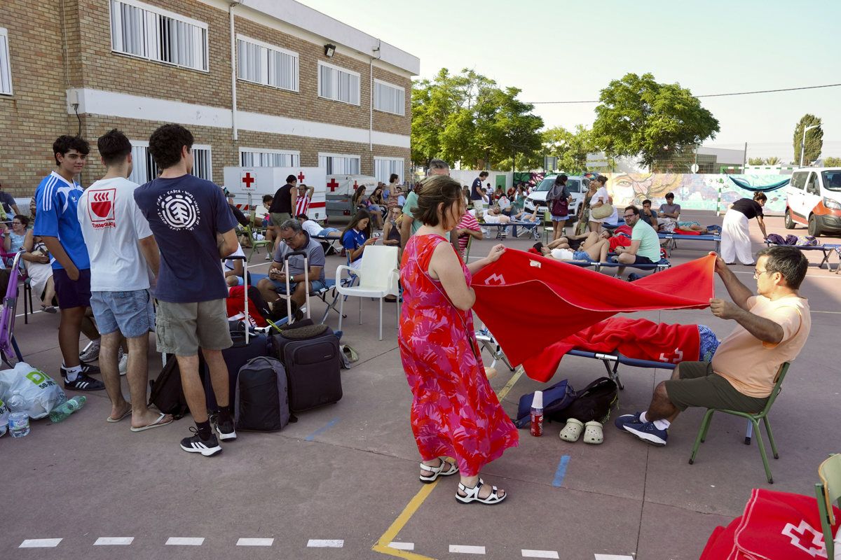 Personas que han dormido en el colegio de Zahara tras el desalojo.