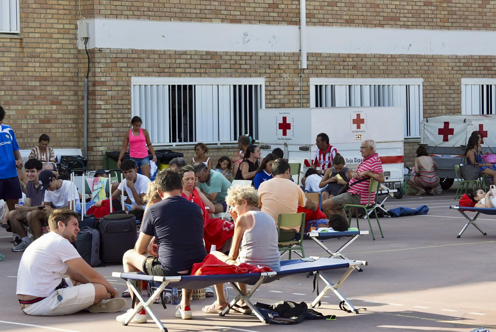 Turistas y vecinos de Atlanterra (Zahara de los Atunes) han pasado la noche en el colegio Miguel de Cervantes tras haber sido desalojados ayer por el incendio que desde ayer afecta a la Sierra de la Plata.