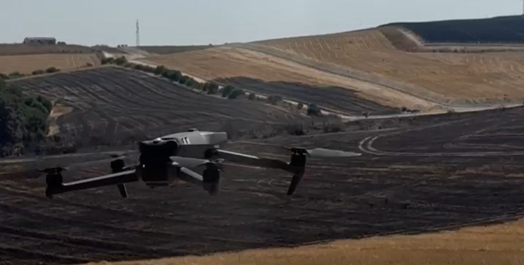 Un dron vigila en Montecastillo tras el incendio.