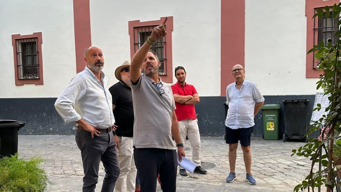 Reunión entre hosteleros de Santa Cruz y Urbanismo, para revisar los elementos decorativos. Reunión entre hosteleros de Santa Cruz y Urbanismo, para revisar los elementos decorativos.