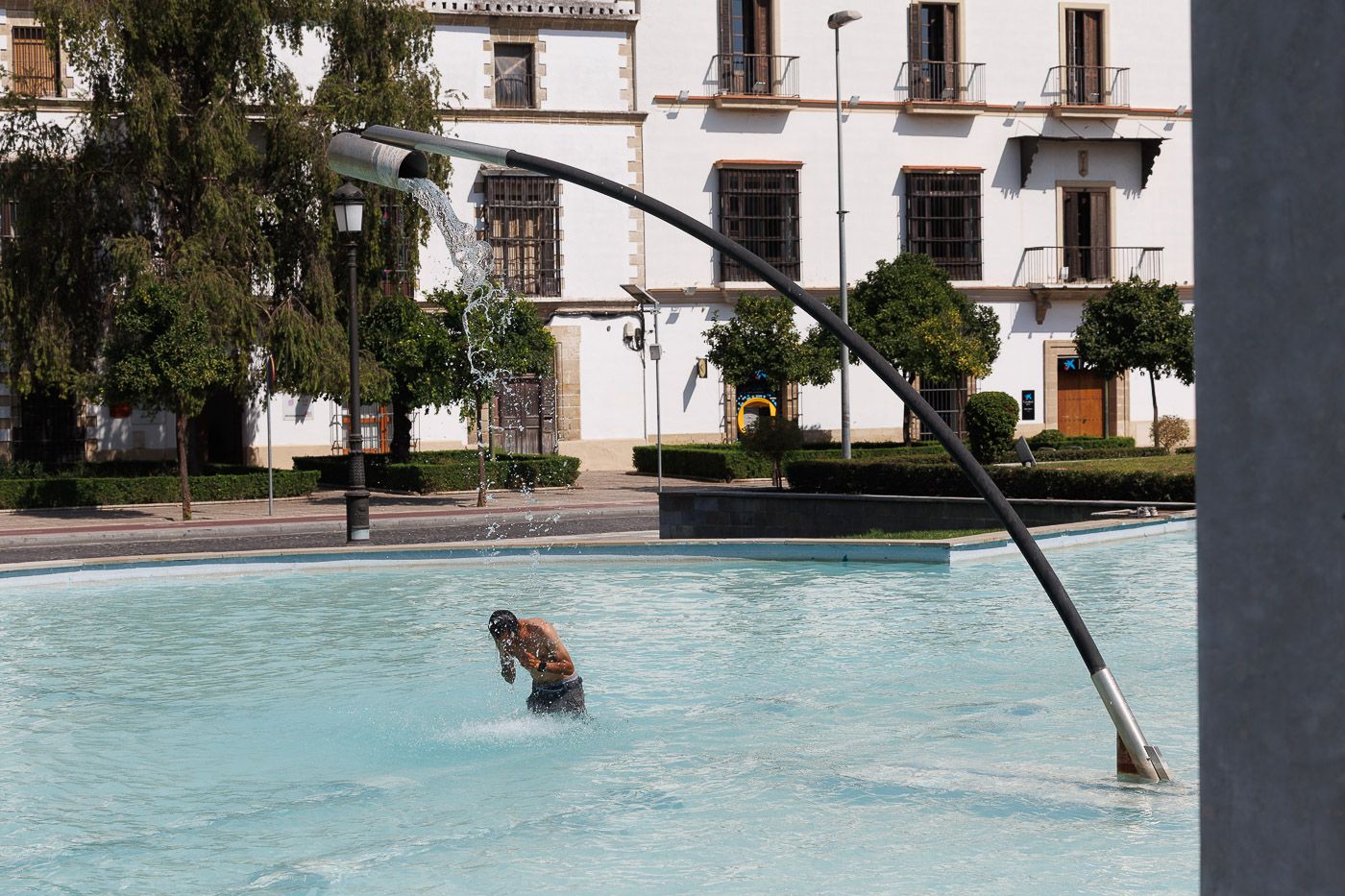 Un hombre se refresca durante la ola de calor en Andalucía.