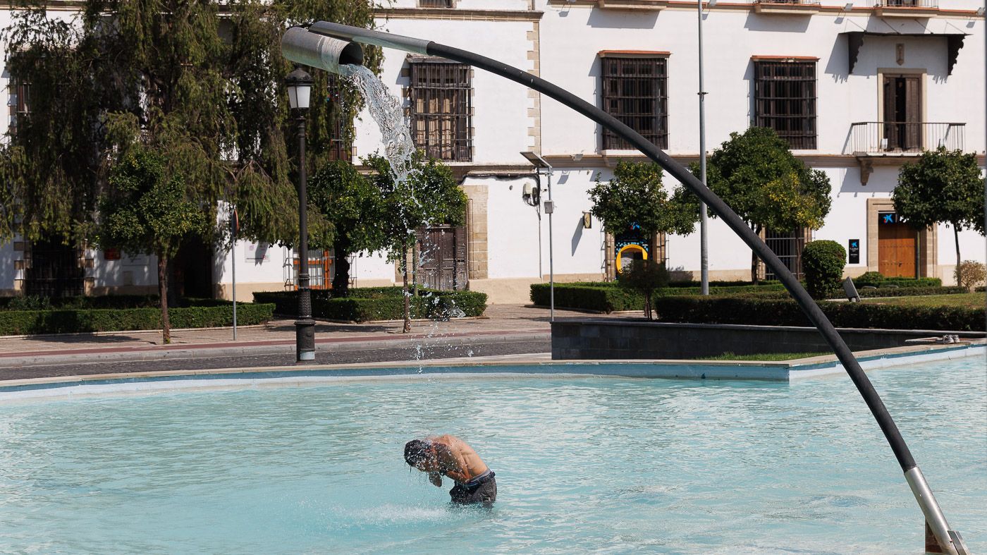 Un hombre se baña en la fuente de la plaza del Mamelón en Jerez.