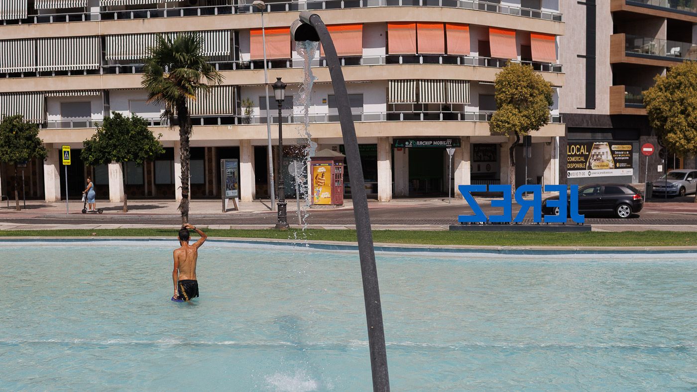 Un joven se protege de la ola de calor en Jerez.