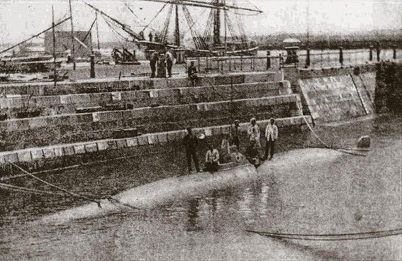 Imagen histórica de la prueba de inmersión del submarino en la Carraca. 