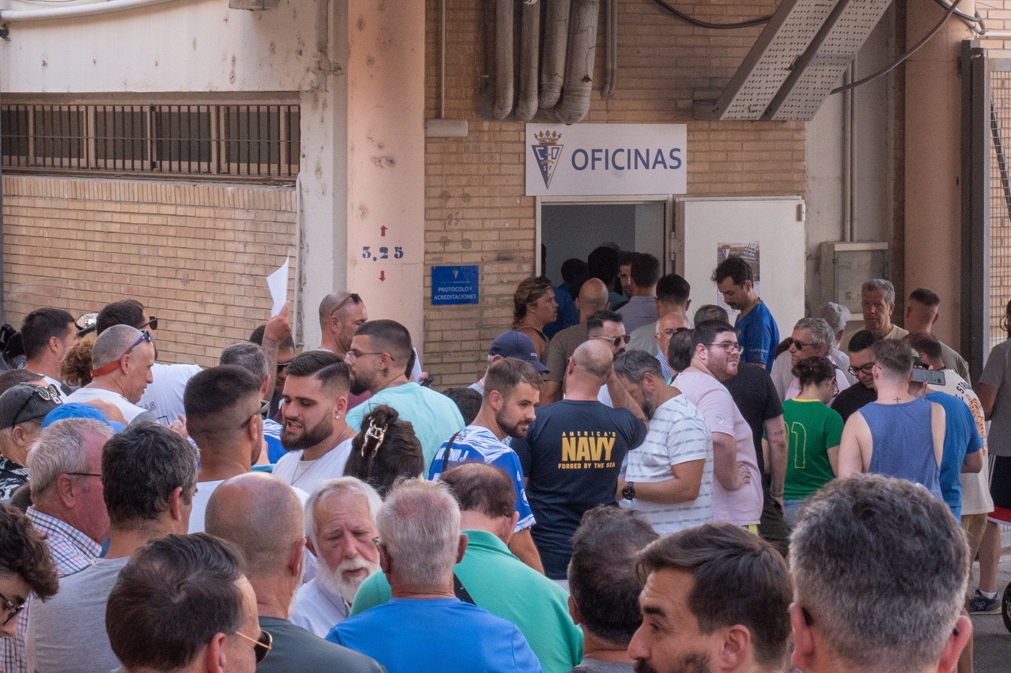 Aficionados del San Fernando 1940 haciendo cola para hacerse abonados.