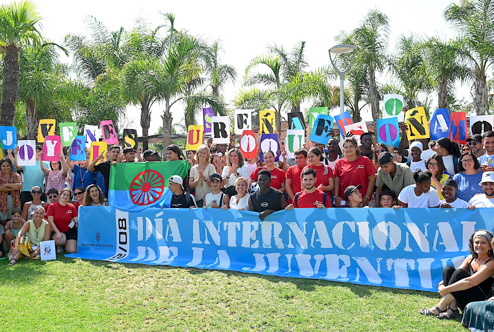 Los jóvenes participantes posando en una imagen junto a las delegadas municipales. 