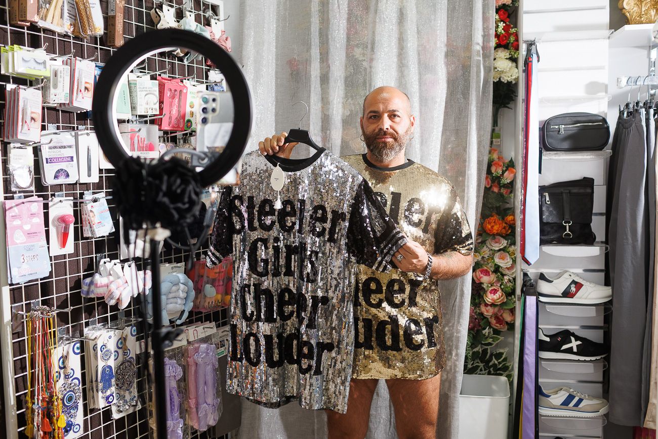 Capi, grabando uno de sus reels, donde muestra los vestidos que vende en su tienda.