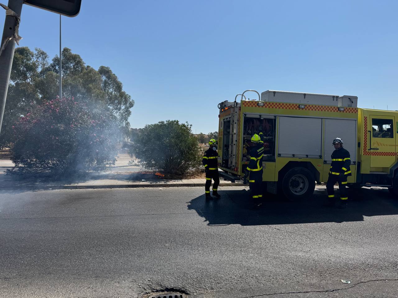 Fuego en la mediana del Polígono El Portal.
