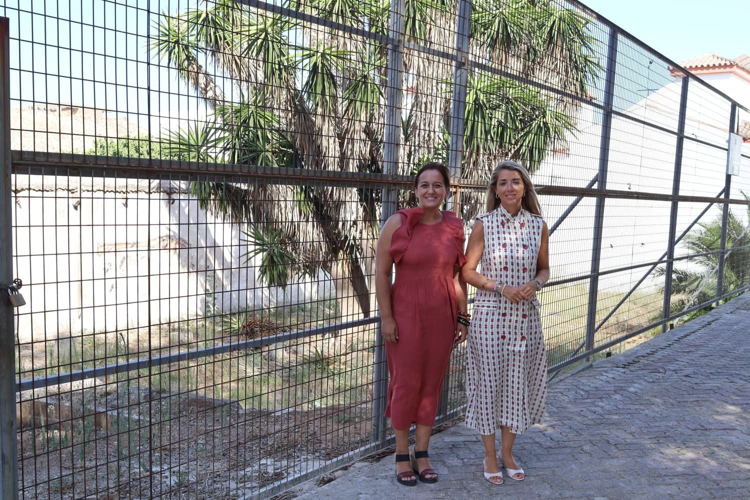 Las denegadas municipales visitando la parcela cedida al SAE. 