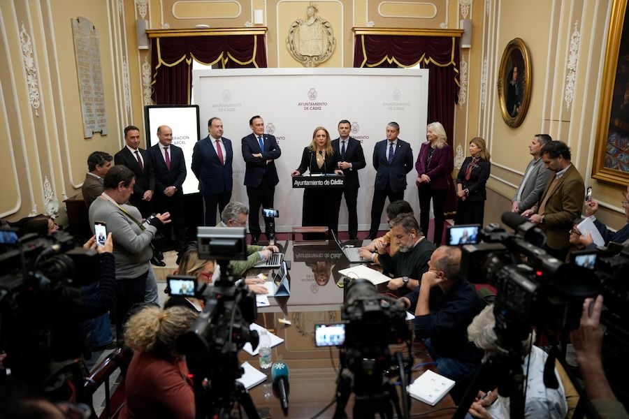 La presidenta de Diputación, Almudena Martínez, informa del acuerdo por Valcárcel.