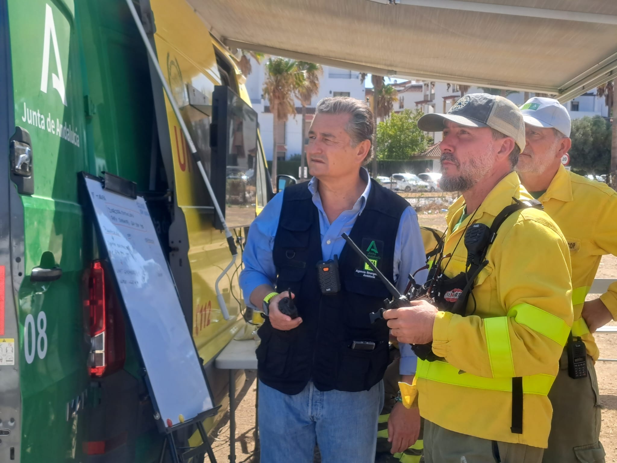 El consejero de Interior, Antonio Sanz, con miembros del Infoca. El consejero de Interior, Antonio Sanz, con miembros del Infoca.