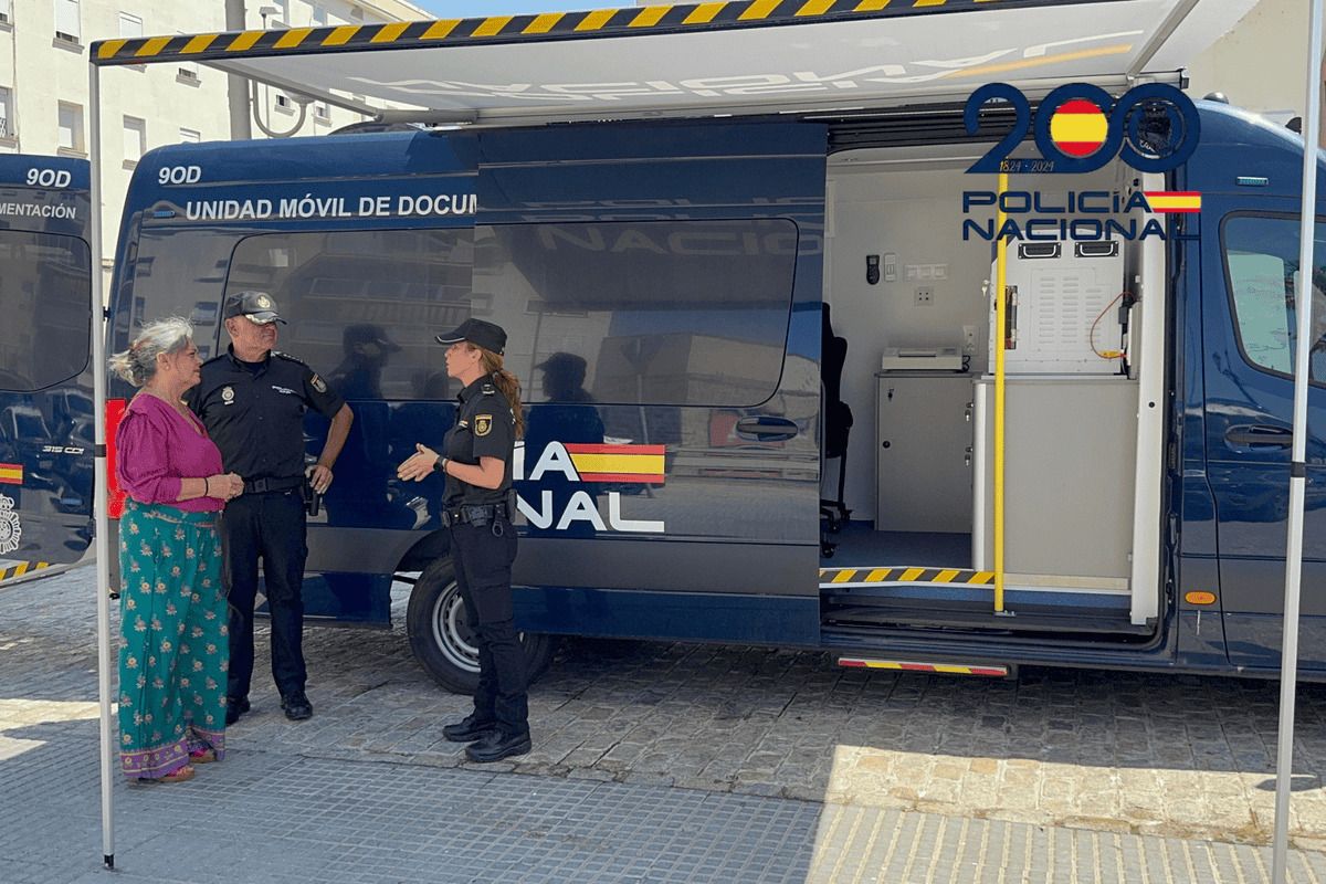 Las furgonetas para renovar el DNI.