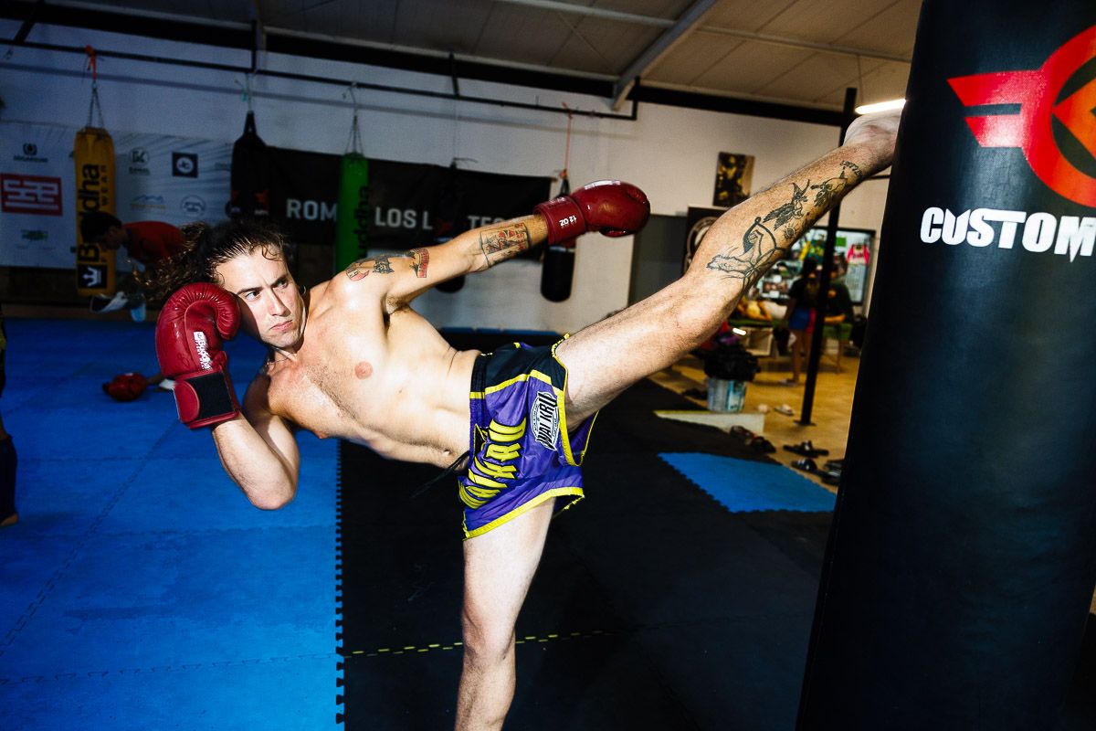 Raymond, practicando muay thai en el gimnasio de Chiclana.