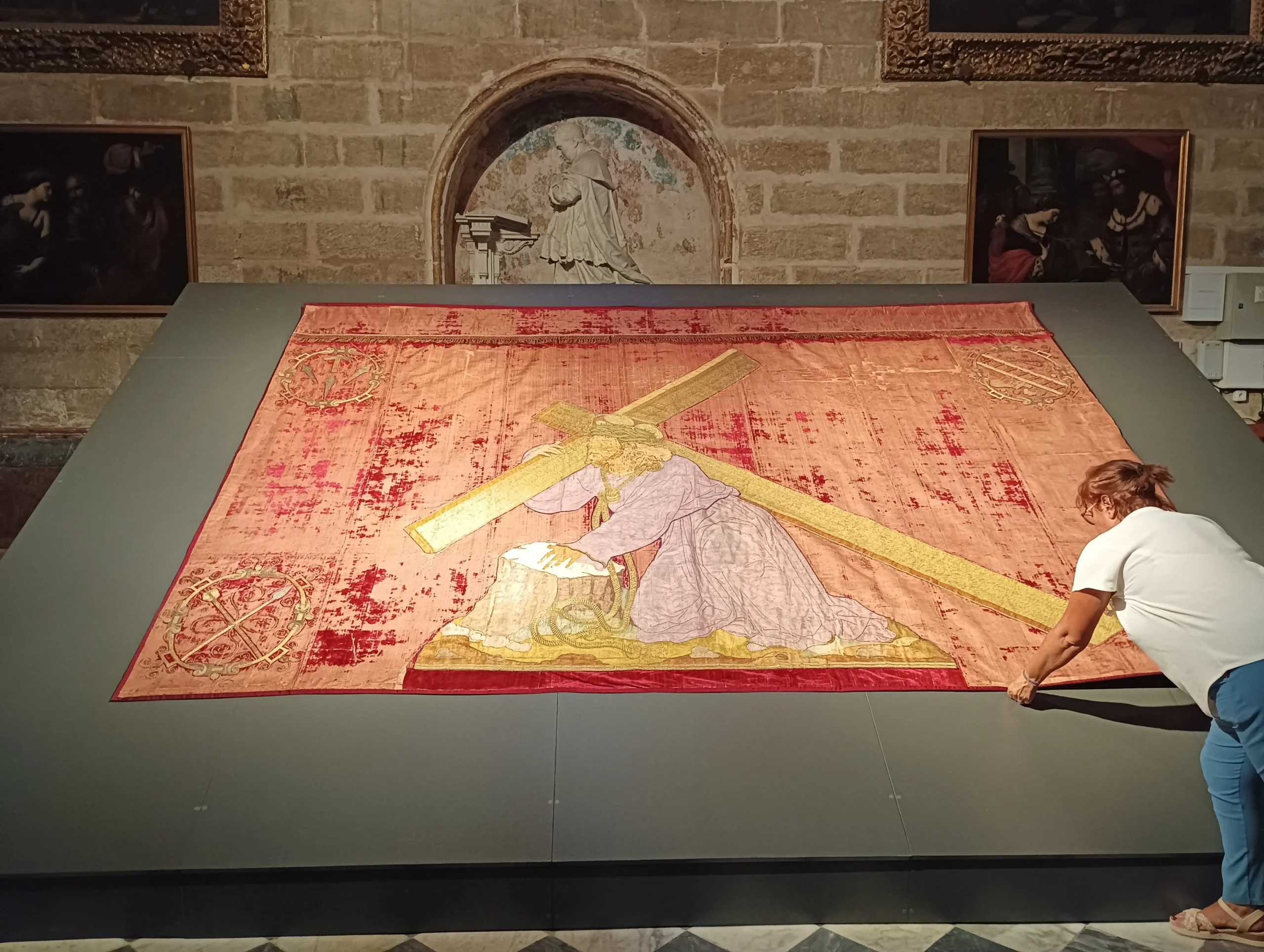 El paño ya restaurado y colocado para su exposición al público.