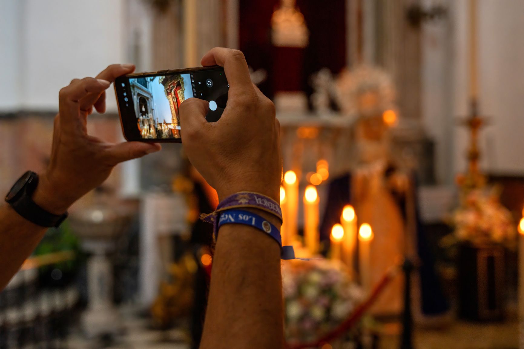 Una persona hace una fotografía a la Virgen del Mayor Dolor. 