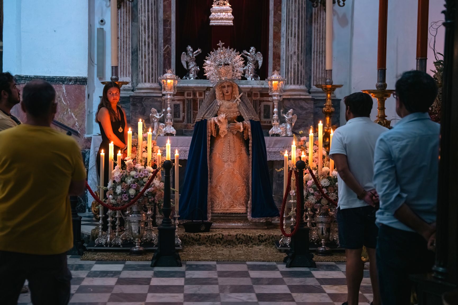 La Virgen del Mayor Dolor, a la luz de las velas.