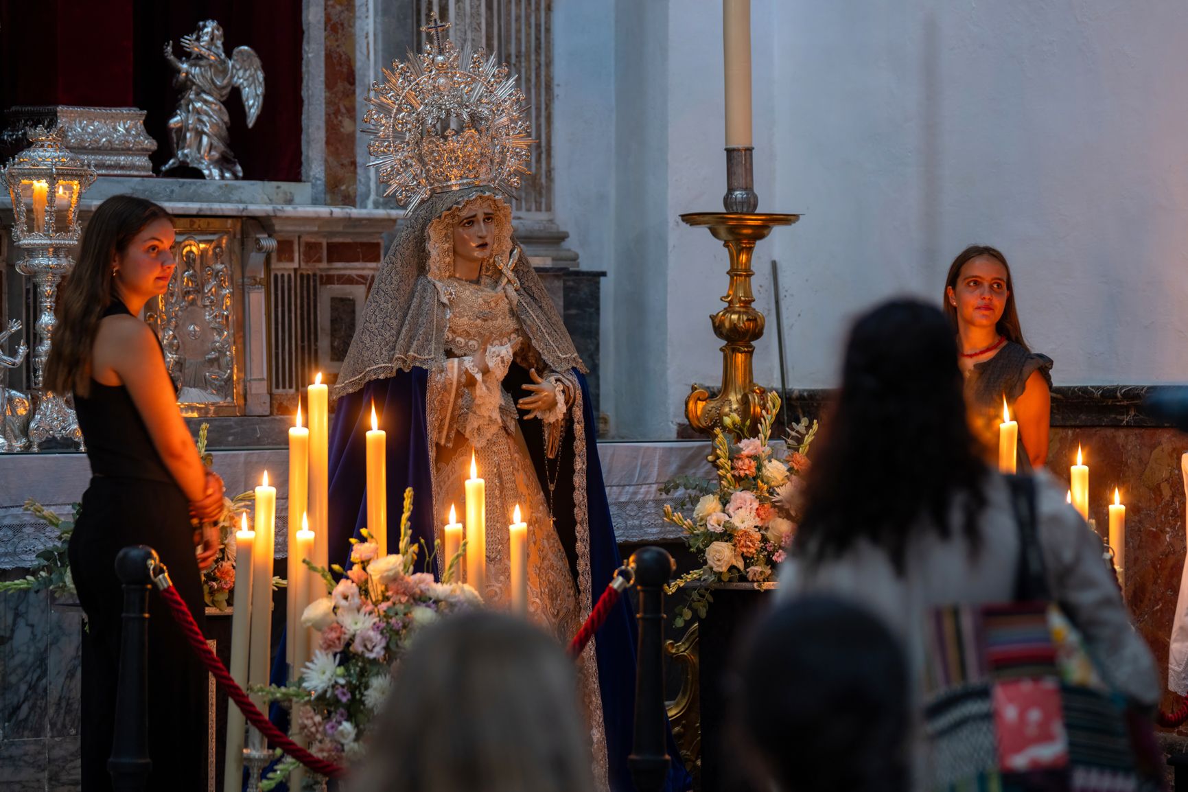 Momento de oración durante el besamanos.