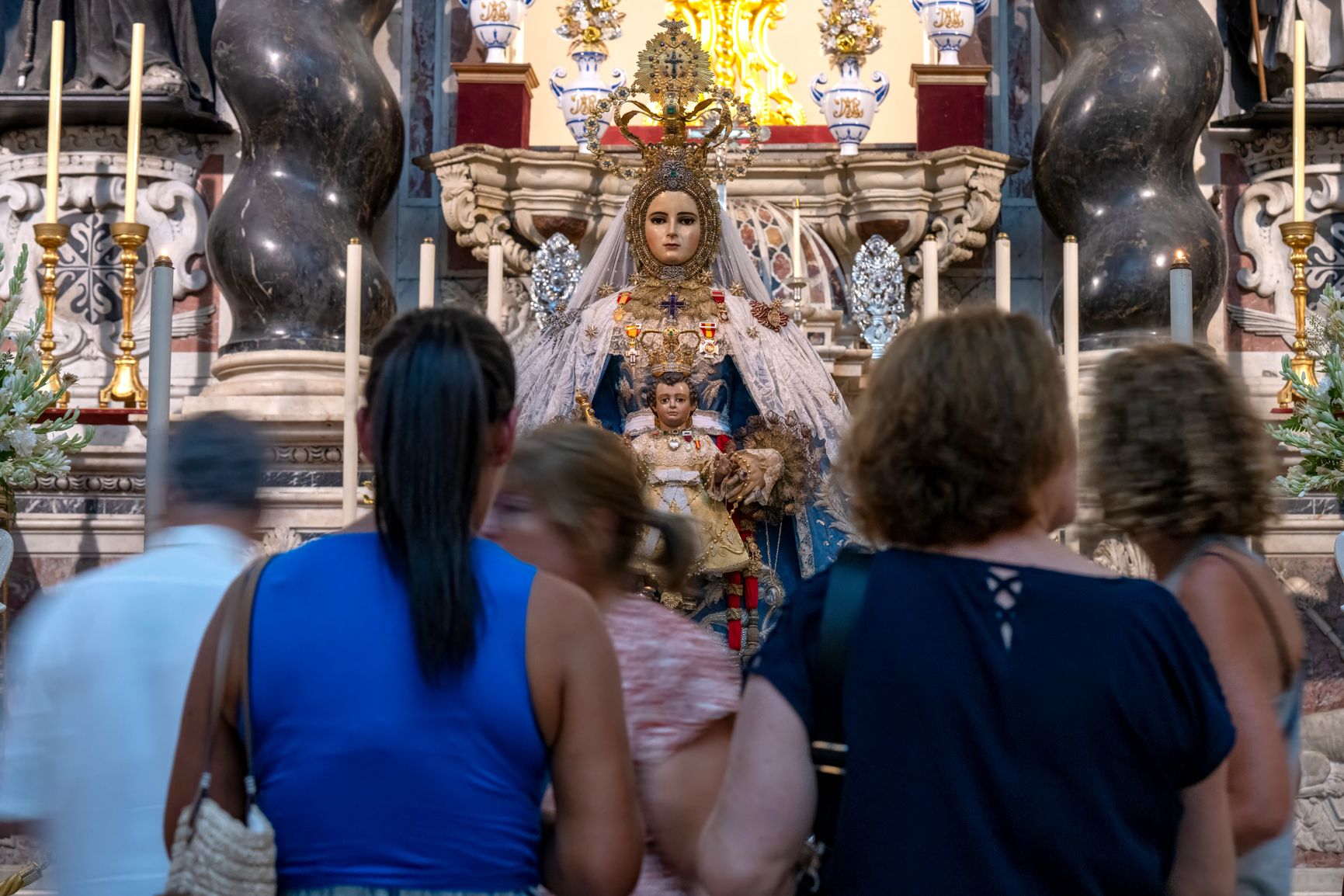 Los fieles rezan a la Virgen del Rosario, patrona de Cádiz.