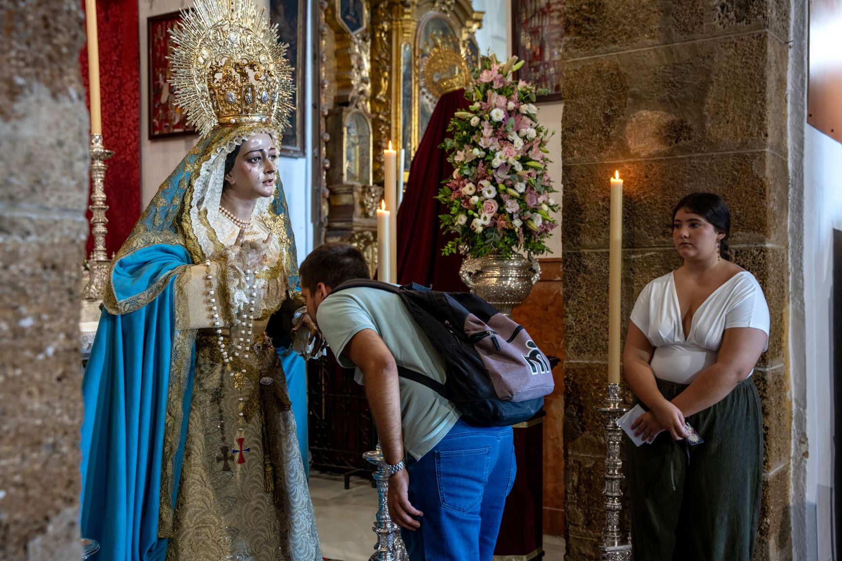 Una mujer participa en el besamanos de La Trinidad.