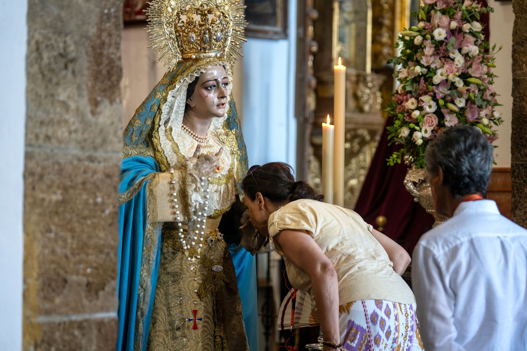 Un momento del encuentro con la imagen.