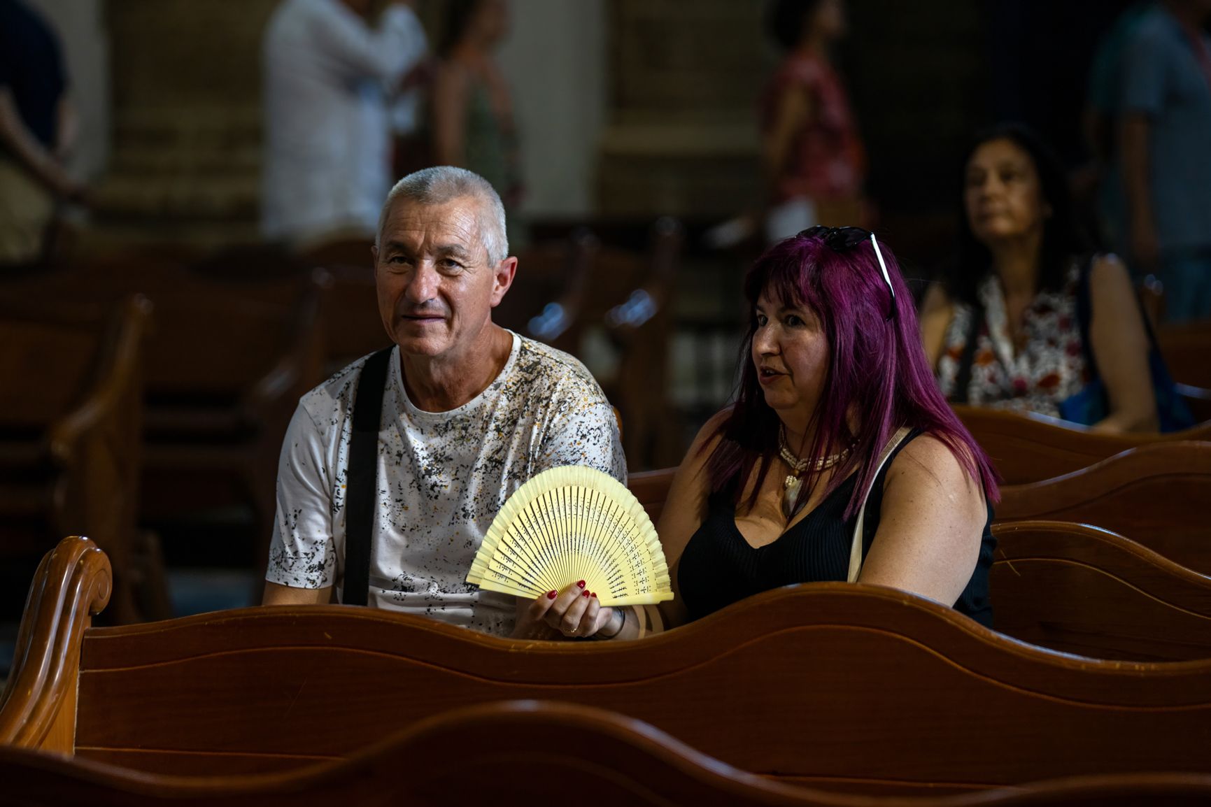 Dos turistas descansan en la Iglesia de Santa Cruz en Cádiz.