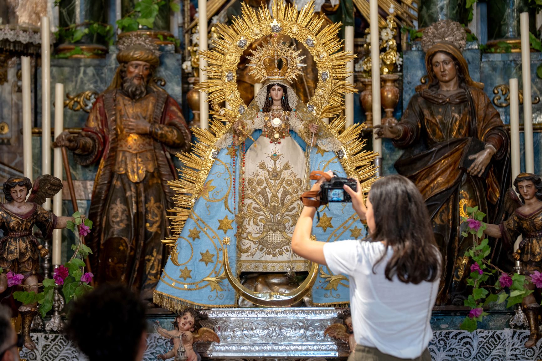 La Palma luce ante la mirada de los devotos.