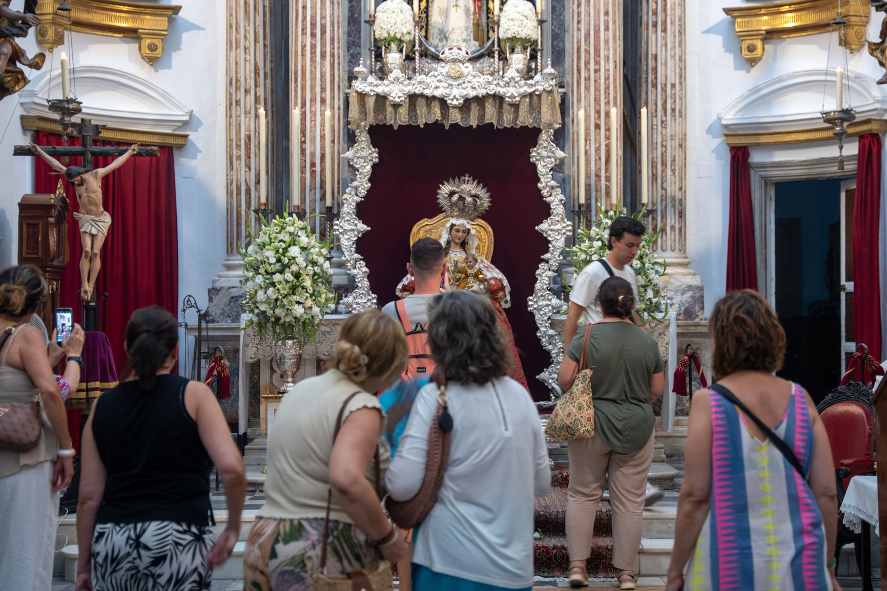 Los devotos se acercan a la Virgen del Sagrario de Toledo.